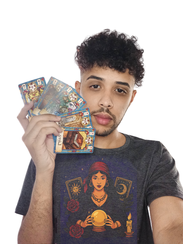 Nicolas segurando seu baralho de cartas